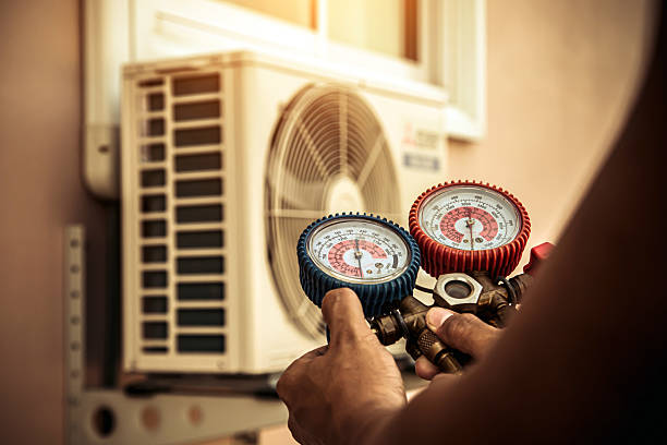 Professional Hvac technician working in Mulberry, FL